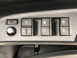 パワーウィンドのスイッチです。運転席に座りながら、助手席や後席の窓を開け閉めできるので大変便利ですよ。
