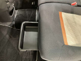 運転席と助手席の間にドリンクホルダー装備しています♪