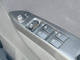 【電動格納ミラー】サイドミラーは電動格納式となっており、狭い駐車場でもキズがつくリスクを抑えられます。
