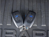スペア含めて鍵は2つあります。納車時にはキーレースバッテリは2ケ共新品に交換致します。