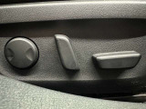 【パワーシート】電動でシートポジションの変更が可能です。手動式より細かくシート設定が可能ですのでより快適な姿勢でドライブを楽しんで頂けるでしょう。
