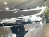 【LEDヘッドライト】悪天候や夜間走行時も良好な視界を確保し安心して運転できる高輝度LEDヘッドライトを装備!点灯速度が早く、消費電力も抑えられています。