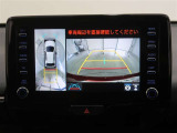 パノラミックビューモニター付きです。車両を上から見たような映像をディスプレイオーディオ画面に表示。運転席からの目視だけでは見にくい、車両周辺の状況をリアルタイムでしっかり確認できます。