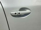 スマートキーを所持している状態でロックボタンを押すと、車両すべてのドアの解錠や施錠を行うことが出来ます。