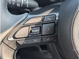 ステアリングスイッチ付きで、運転中に視線を前に向けたまま操作できます。