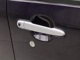 ドアハンドル リクエストスイッチでドアロックの開閉が可能です。