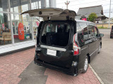 デュアルハッチバックで狭い駐車場でも開閉可能です