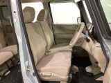 広い足元に肘掛けもついたゆったり座れるシートです。運転席と助手席の間が空いているため、助手席側への移動がスムーズです。交通量の多い道でも、助手席側から乗り降りができます。