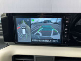 空から見下ろしているような視点で周囲を確認できるアラウンドビューモニター。駐車時にとても便利です。