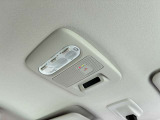 SOSコールスイッチ☆急病やあおり運転との遭遇など、緊急時には走行中でもスイッチを押すだけで、専門のオペレータに接続。警察や消防に連絡し、緊急車両の手配をサポートします。