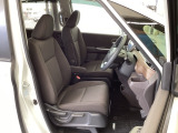 フロント広々、セパレートシートの運転席は、ハイトアジャスターが付いているので、快適にドライブができます。ハンドルはテレスコピック機能で、ハンドル位置を上・下・手前・奥に調節できます。