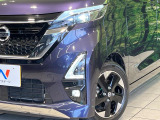 【LEDヘッドライト】悪天候や夜間走行時も良好な視界を確保し安心して運転できる高輝度LEDヘッドライトを装備!点灯速度が早く、消費電力も抑えられています。