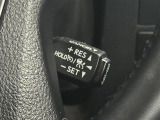 【レーダークルーズコントロール】従来のクルコンの機能に加え、先行車に接近すると、安全な車間距離を保ちながら先行車の車速に合わせ追従するシステム。