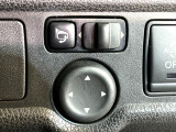 【電動格納ミラー】サイドミラーは電動格納式となっており、狭い駐車場でもキズがつくリスクを抑えられます。