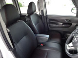 運転席画像になります。シートは目立つ様な大きな汚れ・ヘタリ・破れ等は御座いません。