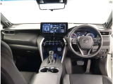 デザインもよく、居心地のよい運転席ですね。分かりやすいスイッチ類ですから操作もしやすく運転をサポートします。ぜひご来店いただき、実際にお座りいただいてステアリングを握ってみてください!