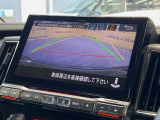 【バックカメラ】駐車時に後方がリアルタイム映像で確認できます。大型商業施設や立体駐車場での駐車時や、夜間のバック時に大活躍!運転スキルに関わらず、今や必須となった装備のひとつです!