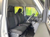 運転席シート廻りは使用感も少なく、良好な状態となっています。前オーナー様が丁寧に使っていたことがよくわかりますね。