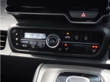 【オートエアコン】温度を設定すれば自動で快適な車内温度を保ちます。エアコン内部の高性能脱臭フィルターで車内のアレルゲンや花粉を除去。