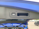 【電動リアゲート】ボタン1つで開閉可能。荷物の積み下ろしもスムーズで、安全・便利に使えます。
