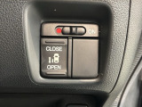 パワースライドドアが付いています。ワンタッチで簡単にお子様でも、お年寄りの方でも、開閉できますからとても便利です。キーレスや車内スイッチでも自動でドアの開閉ができます。