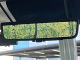 【デジタルインナーミラー】後席の大きな荷物や同乗者で後方が確認しづらい時でも安心!カメラが撮影した車両後方の映像をルームミラー内に表示。クリアな視界で状況の確認が可能です!