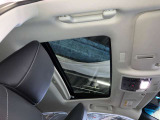 解放感を感じることができるムーンルーフ。屋外の気持ち良い風や日差しとり込み車内空間を明るくします。
