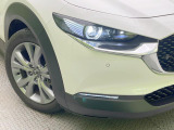 【LEDヘッドライト】悪天候や夜間走行時も良好な視界を確保し安心して運転できる高輝度LEDヘッドライトを装備!点灯速度が早く、消費電力も抑えられています。