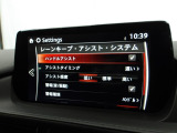 ハンドル操作をアシストすることにより車線からの逸脱回避を支援します。