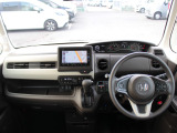 操作性に優れた運転席となります!小物入れや各ボタンの配置にこだわり、使いやすいです!座り心地もよく視認性も良好なのでロングドライブもお任せ下さい!