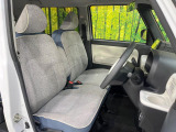 運転席シート廻りは使用感も少なく、良好な状態となっています。前オーナー様が丁寧に使っていたことがよくわかりますね。
