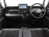 ◆インテリアパネル◆視界広々で非常に運転しやすくロングドライブでも疲れを感じさせないすっきりとまとまったインパネ周りです。
