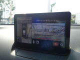 車体がシースルー(透過)して周囲の見通しを高めた設計の『360&deg;シースルービューモニター』を搭載。大きな車体でも、上空から見下ろす正確な視点で、狭い道や駐車をサポートします。