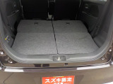 シートを倒すと広い荷室になります。