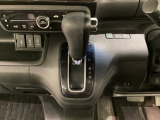 CVT車のセレクトレバーです。低速から高速まで、変速ショックのないスムーズな走りを実現するとともに、エンジン効率のよい領域を維持することで燃費にも貢献します。