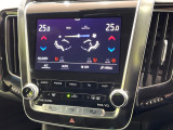 【左右独立型フルオートエアコン】運転席と助手席でそれぞれお好みの温度に設定可能。同乗者にも配慮した、快適な空調をお届け致します。