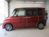 排気量は660ccの軽自動車。助手席側電動スライドドア採用!センターピラーレスなのでドア開閉時には大きな開口部で乗り降りしやすいです。助手席背もたれはたたむとテーブルになります。