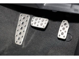 スポーティなデザインのアルミパッドブレーキペダルです。