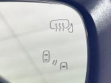 【ブラインドスポットモニター】走行中、ドアミラーの死角になりやすい箇所に後続車が接近するとサイドミラー付近に警告を表示、ドライバーに注意喚起をしてくれます。