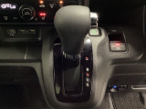 CVT車のセレクトレバーです。低速から高速まで、変速ショックのないスムーズな走りと、エンジン効率のよい領域を維持して燃費にも貢献します。サイドブレーキはスイッチ操作の電子制御パーキングブレーキです。