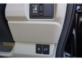 片側電動スライドドア付。通常のドアに比べて、車のボディーに対し平行に開閉し、開けてもスペースを取りません。出入り口が大きいドアはお子様のいるご家庭はもちろん、混んだ駐車場でも大活躍です!