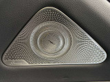 Burmester 3Dサラウンドサウンドシステムが、移動時間を上質な音で満たしてくれます。