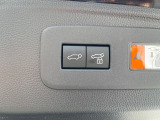 【パワーバックドア】スマートキーや運転席のボタンを押すだけでリアゲートが自動で開閉します!荷物を持っている時や、高い位置にあるバックドアを閉める際に便利な機能です♪