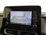 バックガイドモニター付き。車両後方の映像をナビ画面に表示し、駐車などの後退操作をサポートします。