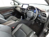 シンプルで使いやすいデザインの運転席です。
