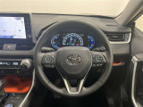 3本スポークステアリング!ステアリングスイッチ付!音量調整やメーター内インフォメーションの操作、全車速追従機能レーダークルーズコントロールの操作などが可能!ステアリングヒーター付!