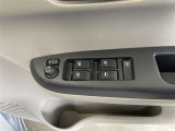 パワーウィンドウスイッチで運転席から全席の窓の開閉ができます♪