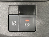 【電動パーキングブレーキ】パーキングブレーキは便利な電動式!ボタン一つで操作でき、アクセルを踏めば自動で解除されます