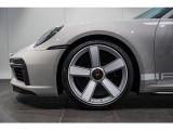 20/21インチ Sport Classic ホイール(ホワイト/シルバー塗装)搭載です。