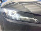 ●LEDヘッドライト:夜間走行時も良好な視界を確保し安心して運転できる高輝度LEDヘッドライトを装備!点灯速度が早く、消費電力も抑えられています。